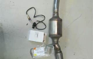 Automotive catalytic converter with oxygen sensor on floor