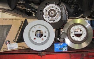 Car brake discs and drums on lift